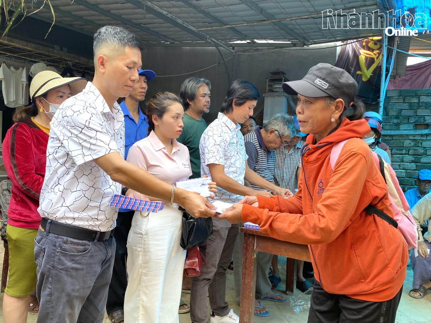 Представники Асоціації гольфу Кхань Хоа вручили подарунки постраждалим від повені в житловому комплексі Суан Лак 2.