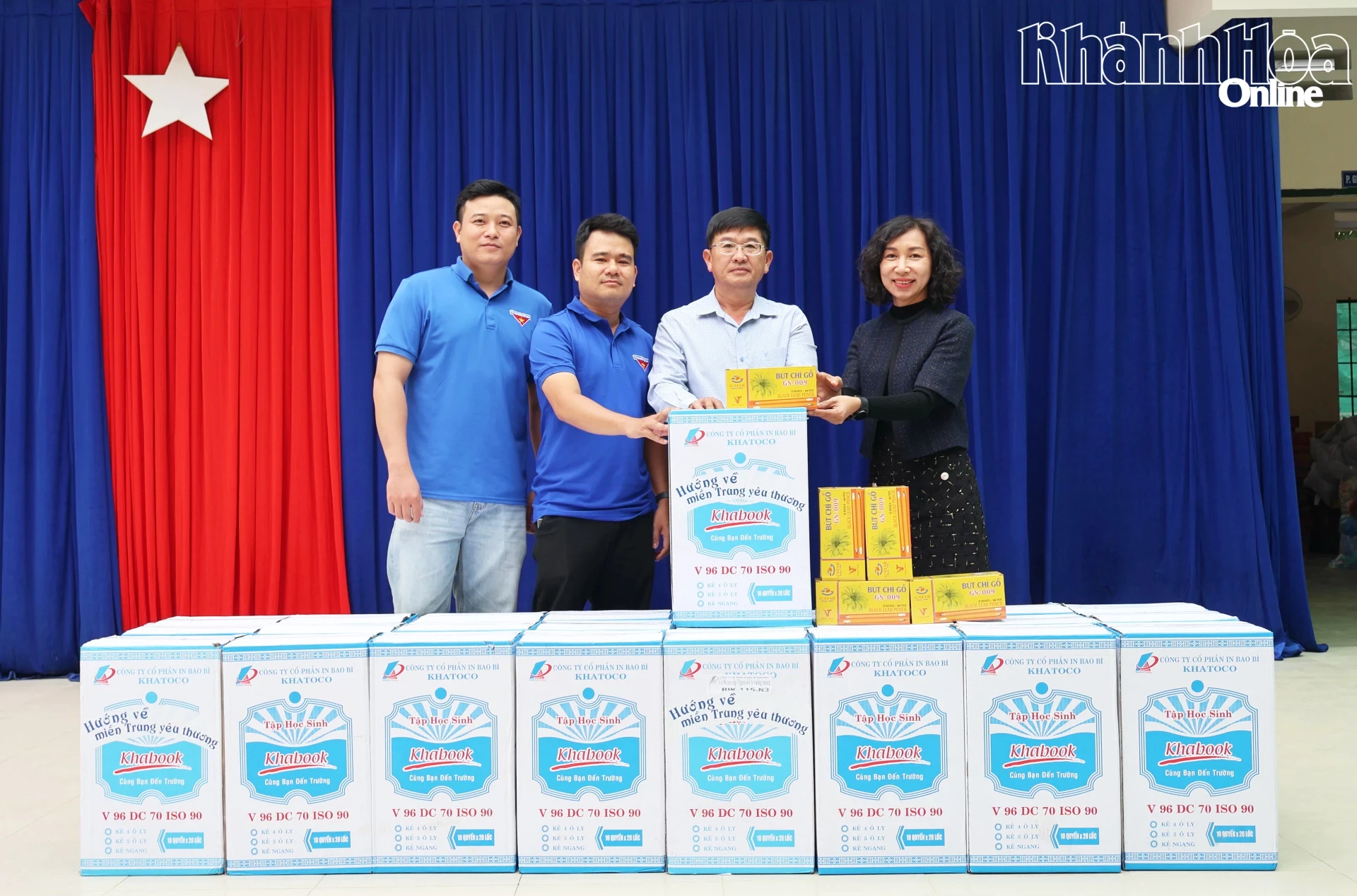 Керівники газети, радіо і телебачення Кхань Хоа та представники Хатоко вручили подарунки у початковій школі Вінь Хіеп.