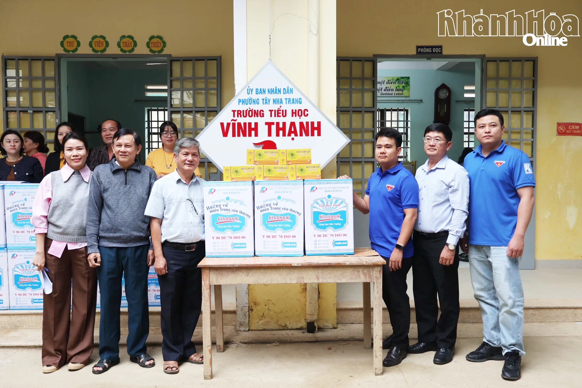 Керівники газети, радіо і телебачення «Кхань Хоа» та представники «Хатоко» вручили подарунки у початковій школі «Вінь Тхань».