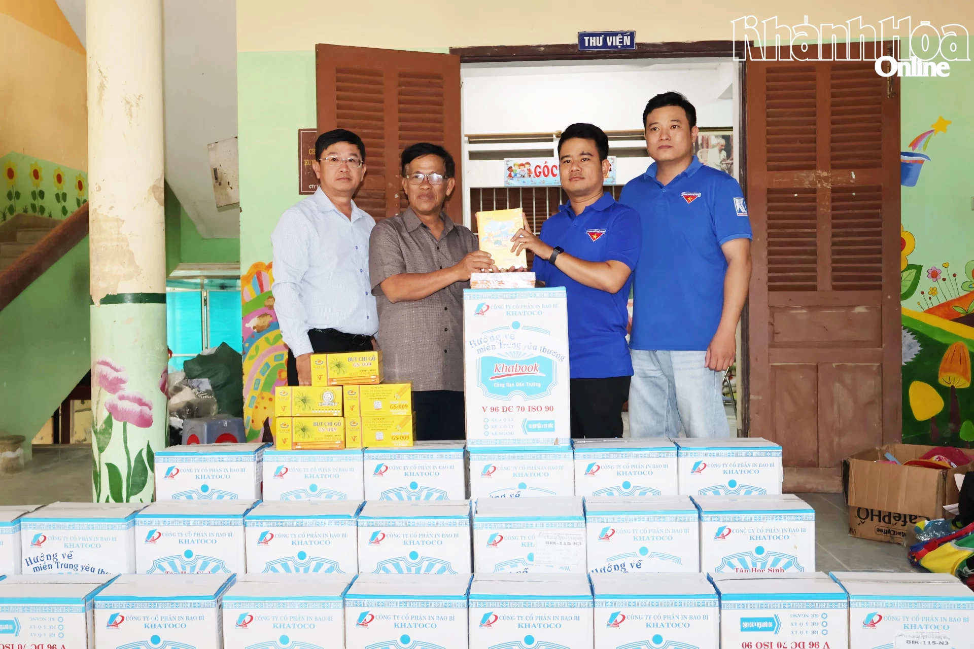 Керівники газети, радіо і телебачення «Кхань Хоа» та представники «Хатоко» вручили подарунки у початковій школі Дьєн Дьєн.