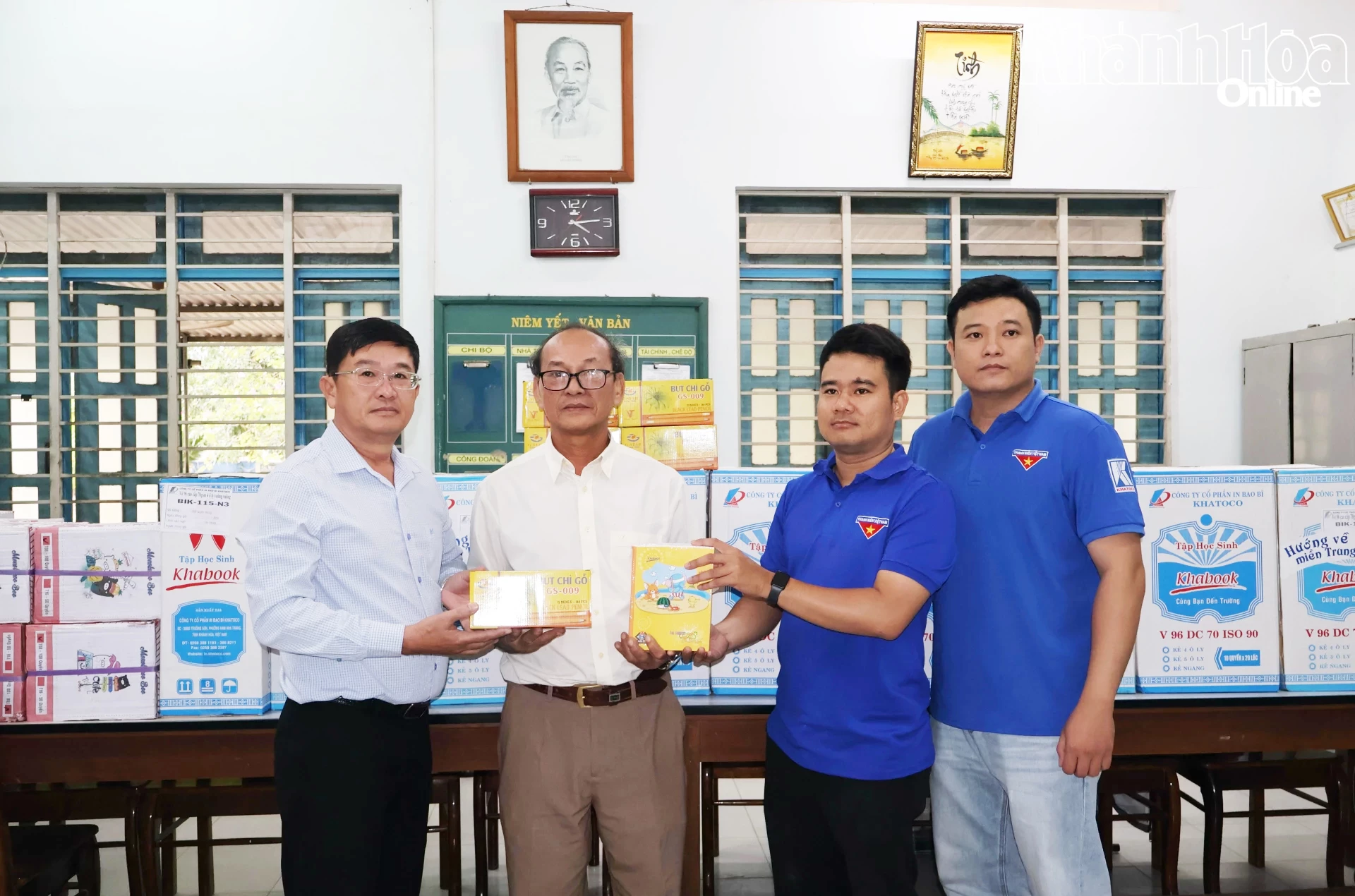 Керівники газети, радіо та телебачення Кхань Хоа та представники Хатоко вручили подарунки у середній школі Мак Дінь Чі.