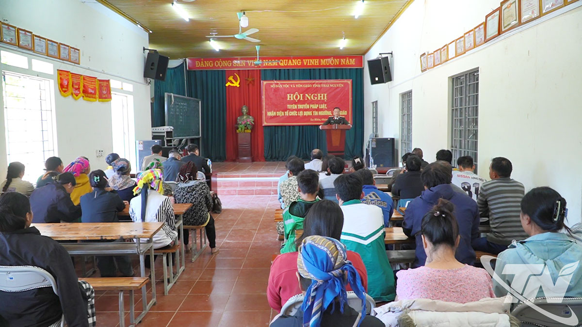 Представители Департамента внутренней безопасности (полиция провинции Тхай Нгуен) провели пропагандистскую конференцию в Доме культуры деревни Мо Чи, коммуны Ла Хиен.
