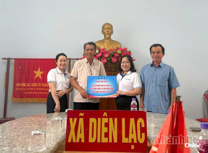 נציג של קבוצת חאן וין העניק לוחית סמלית בשווי 200 מיליון וונד לקהילת דיאן לאק.