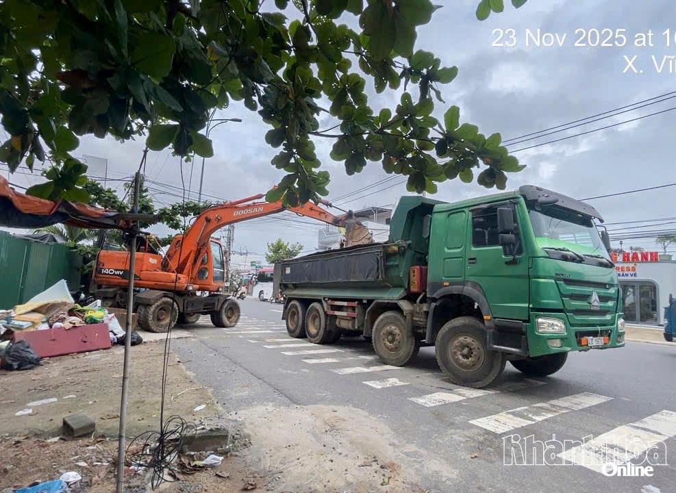 חברת קבוצת חאן וין גייסה כלי רכב כדי לתמוך במחלקת נאם נה טראנג בניקוי הסביבה.