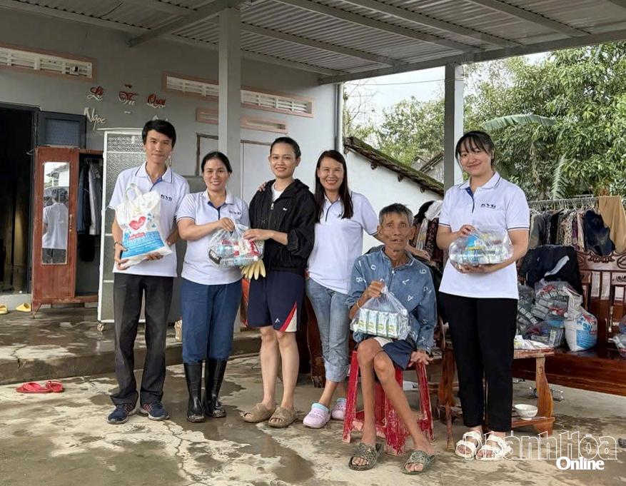 נציגים של קבוצת חאן וין העניקו מתנות לאנשים באזורים שנפגעו מההצפות בפו ין.