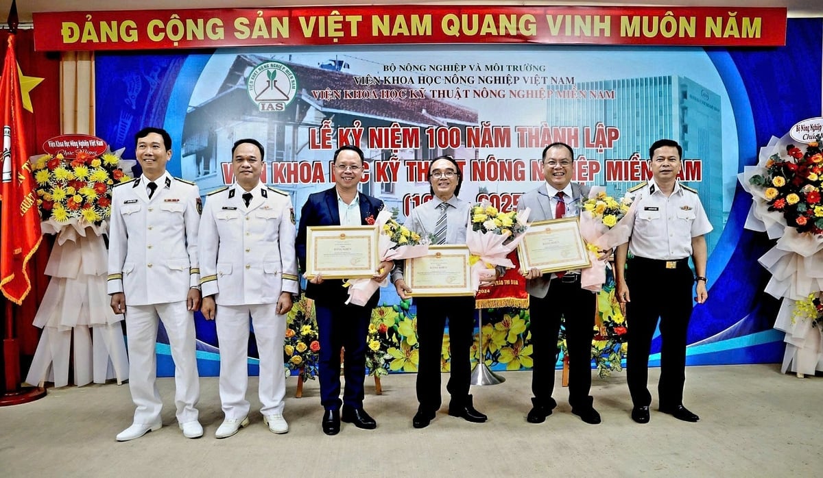 Bộ Tư lệnh Hải quân trao Bằng khen cho tập thể, cá nhân thuộc Viện và Nhà báo Minh Sáng (Báo Nông nghiệp và Môi trường) tại sự kiện Lễ kỷ niệm 100 năm thành lập Viện KHKTNNMN và đón nhận Huân chương Lao động hạng Nhất. Ảnh: Mạnh Linh.