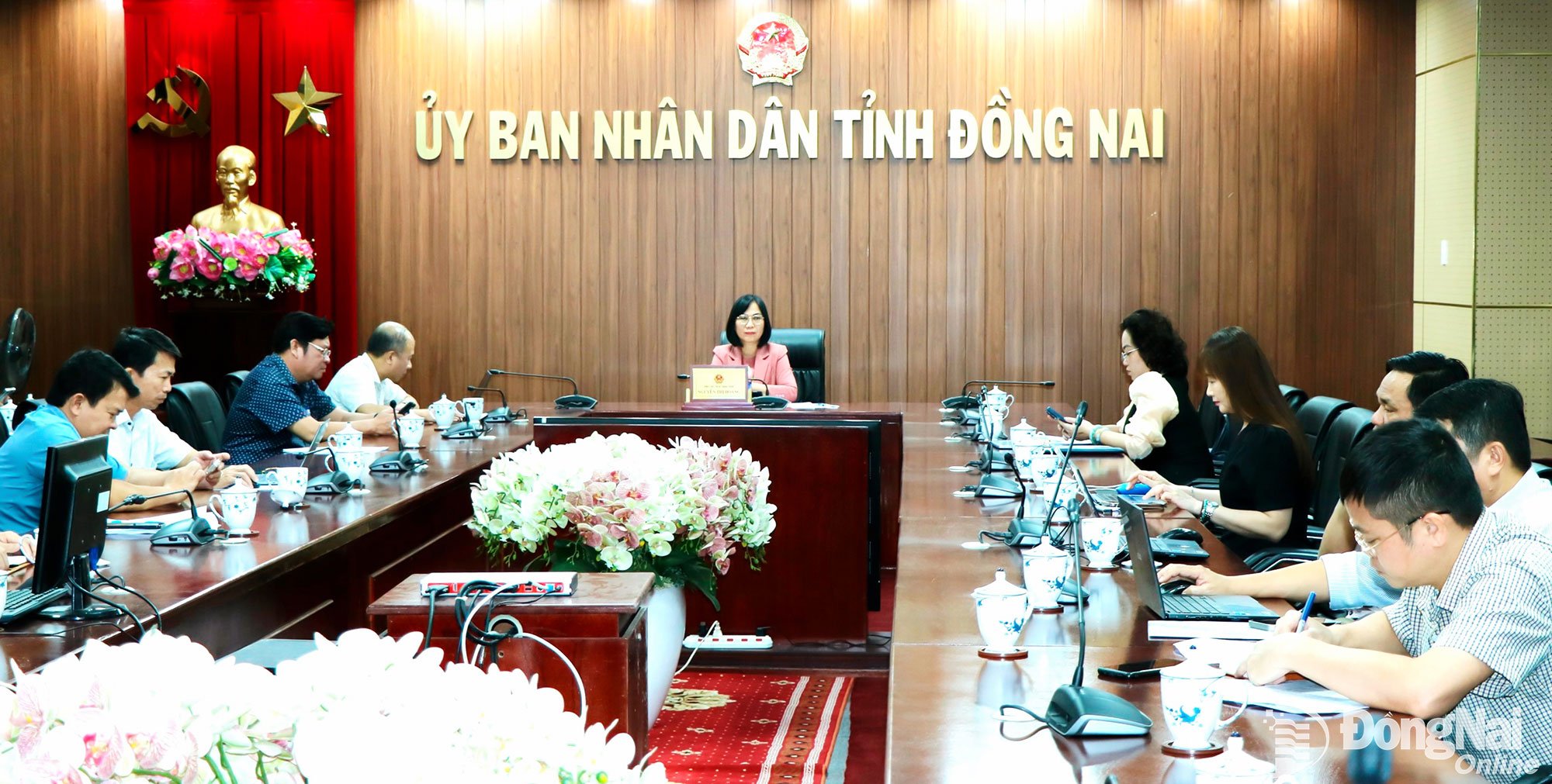 Член провинциального комитета партии, заместитель председателя Народного комитета провинции Донгнай Нгуен Тхи Хоанг и делегаты конференции на мосту Донгнай. Фото: Выонг Те 