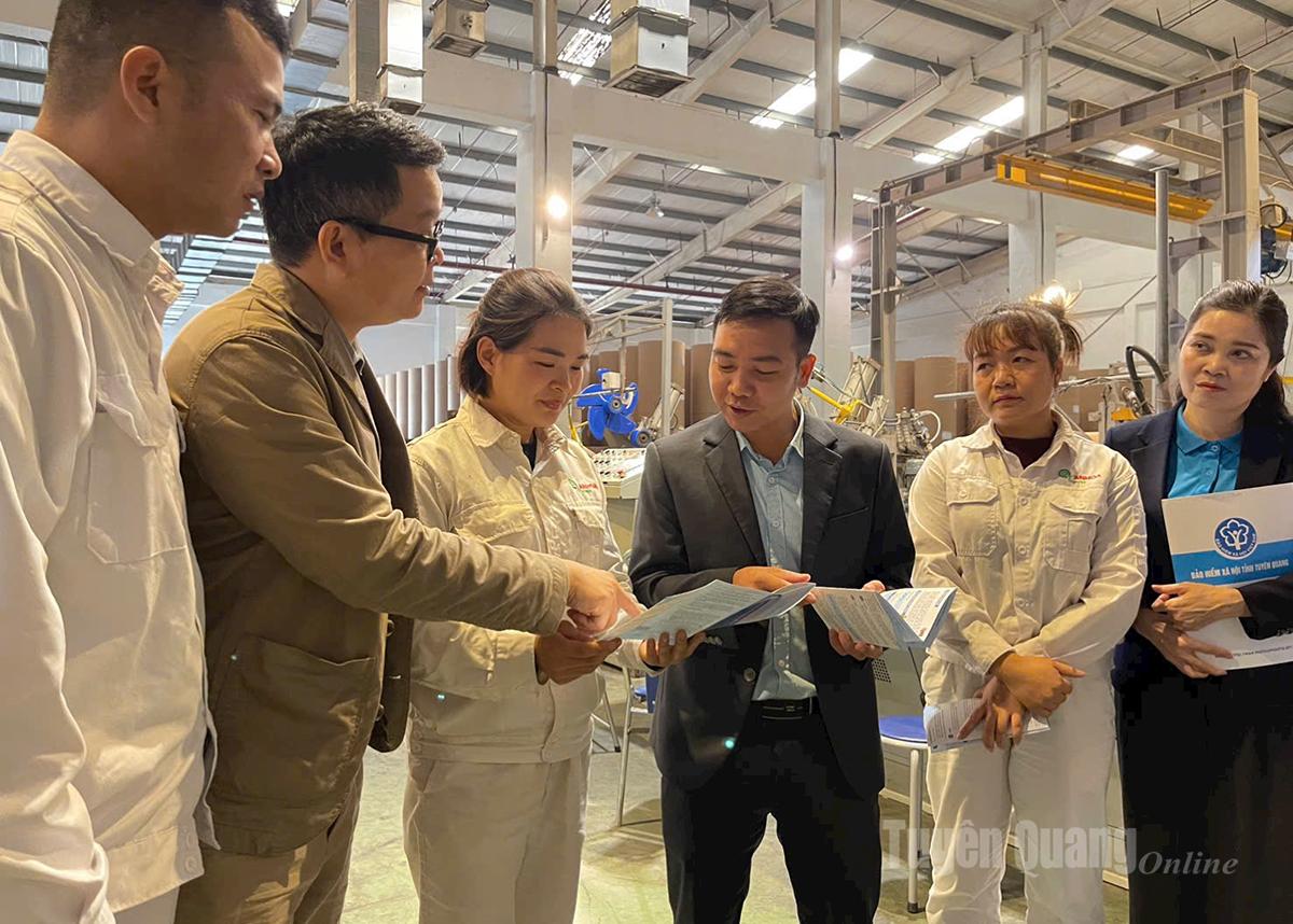 Cán bộ BHXH tỉnh tuyên truyền chính sách BHXH, BHYT, BHTN tại Công ty cổ phần giấy An Hoà.