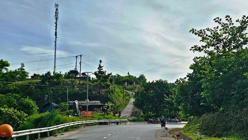 Zend- en ontvangsttoren voor telecommunicatie bij de 