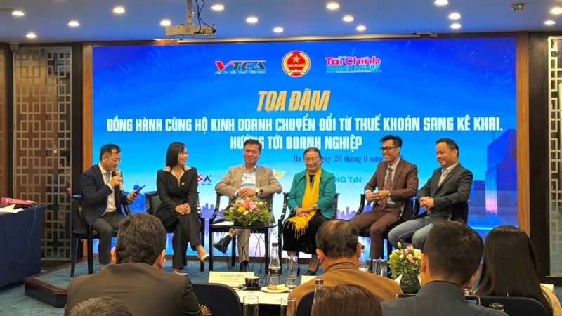 Tartışmaya katılan konuklar. (Fotoğraf: MINH PHUONG)