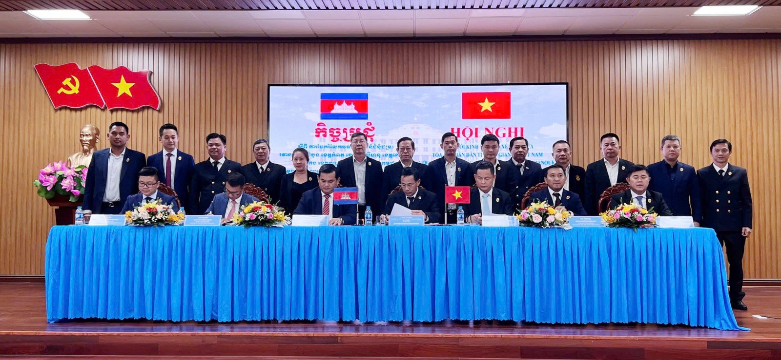 Lãnh đạo Tòa án 7 tỉnh ký giao ước