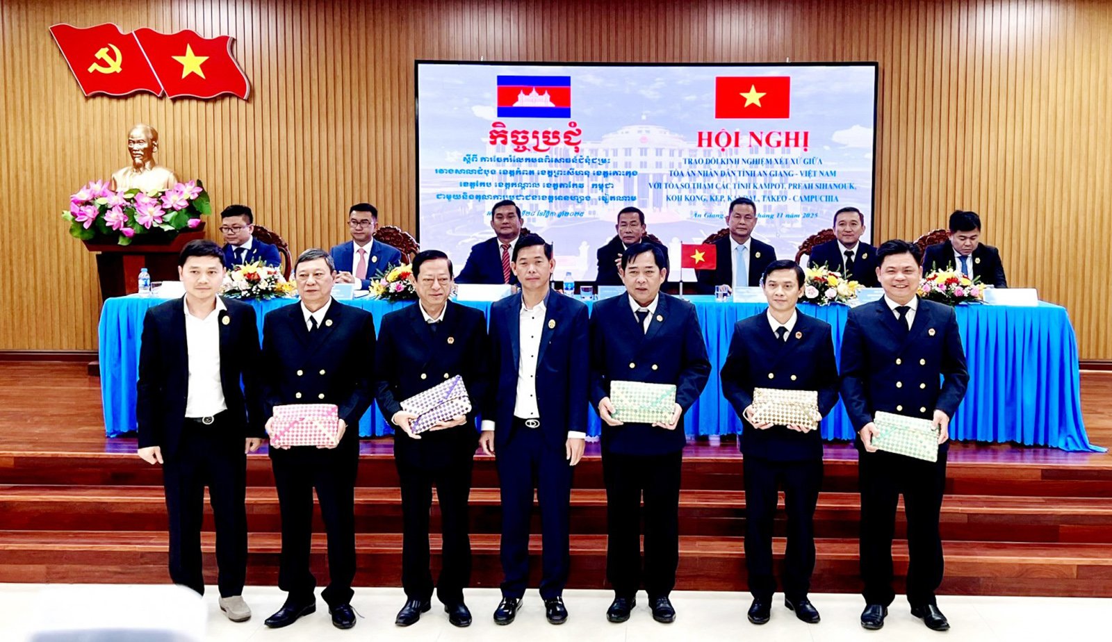 Tặng quà lưu niệm cho các Phó Chánh án Tòa án nhân dân tỉnh An Giang