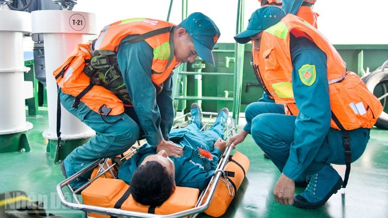 Офицеры и солдаты эскадрона постоянного ополчения провинции Анзянг принимают участие в соревнованиях по спасению на море.