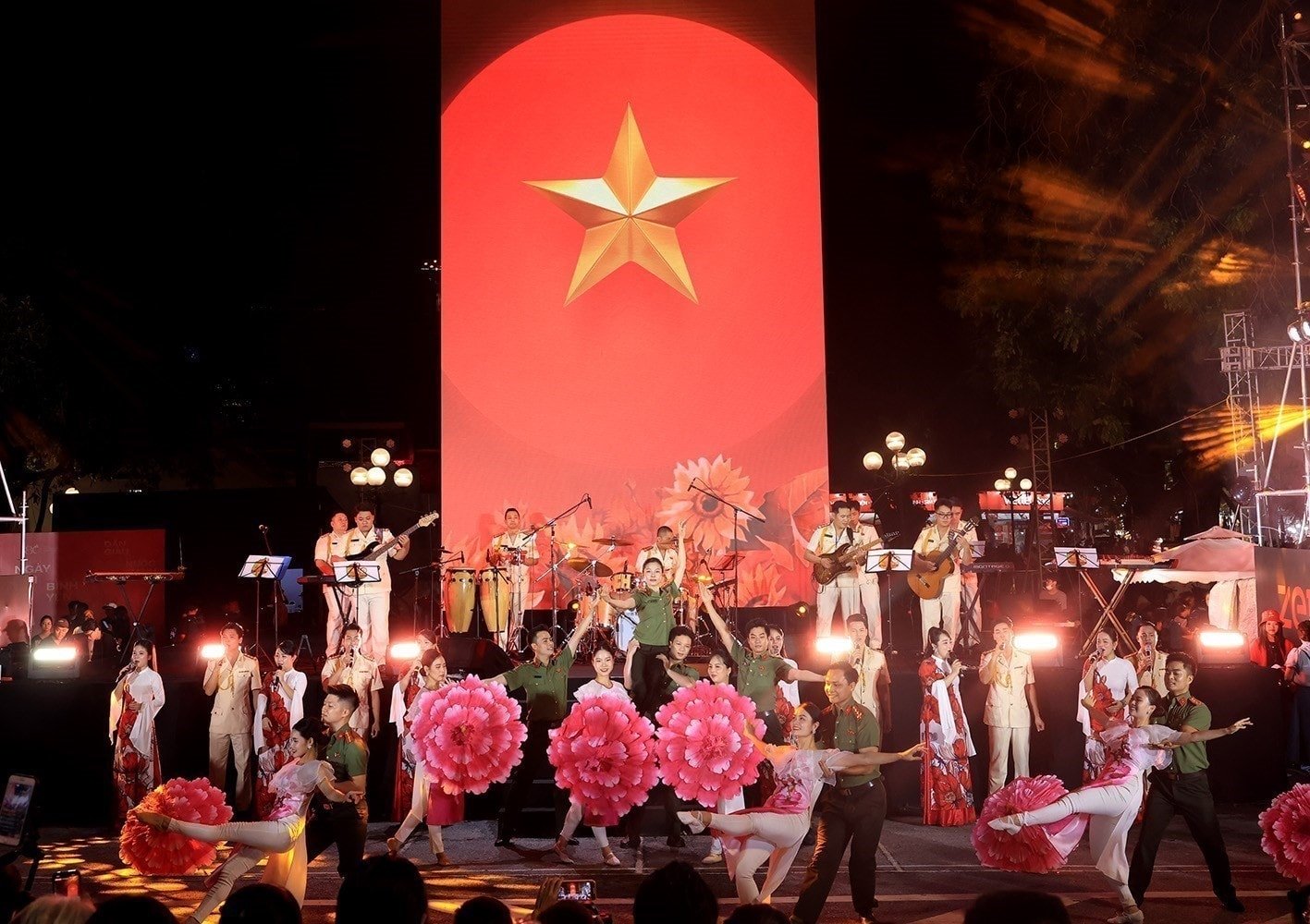 Công bố bình chọn 50 tác phẩm văn học, nghệ thuật biểu diễn Việt Nam tiêu biểu, xuất sắc - Ảnh 2.