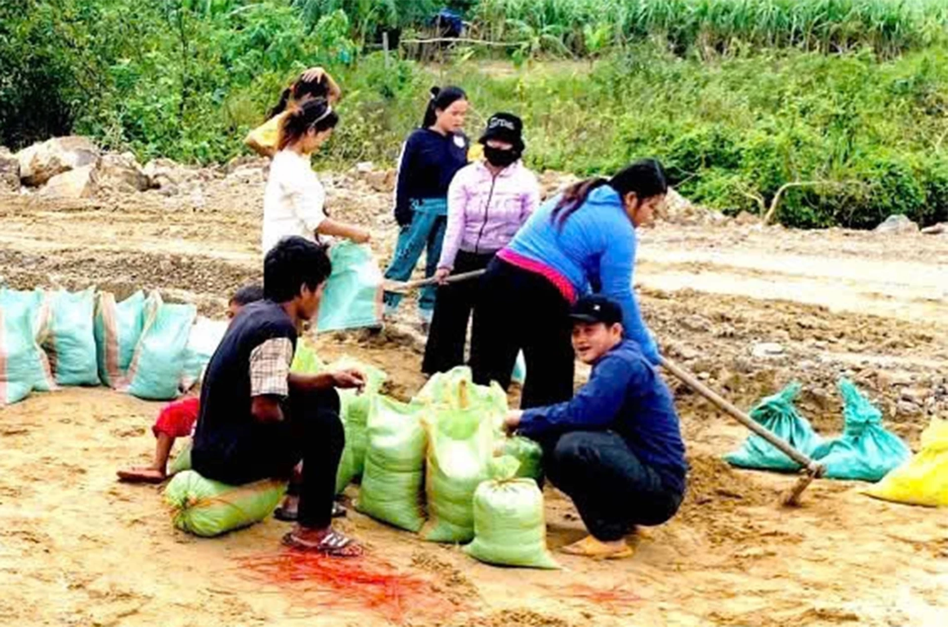 הכוחות סייעו לאנשים לגרוף שקי אדמה כדי לתמוך בגג.