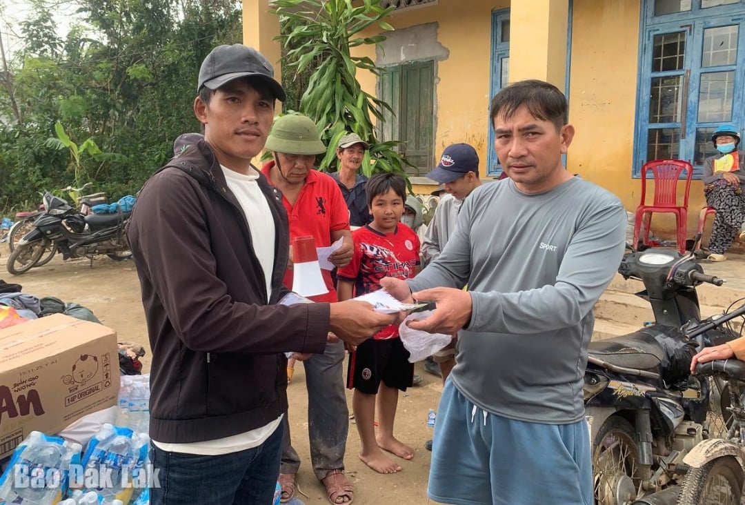 Благотворители приехали, чтобы доставить гуманитарную помощь жителям коммуны Туй Ан Бак. Фото: В. Тай
