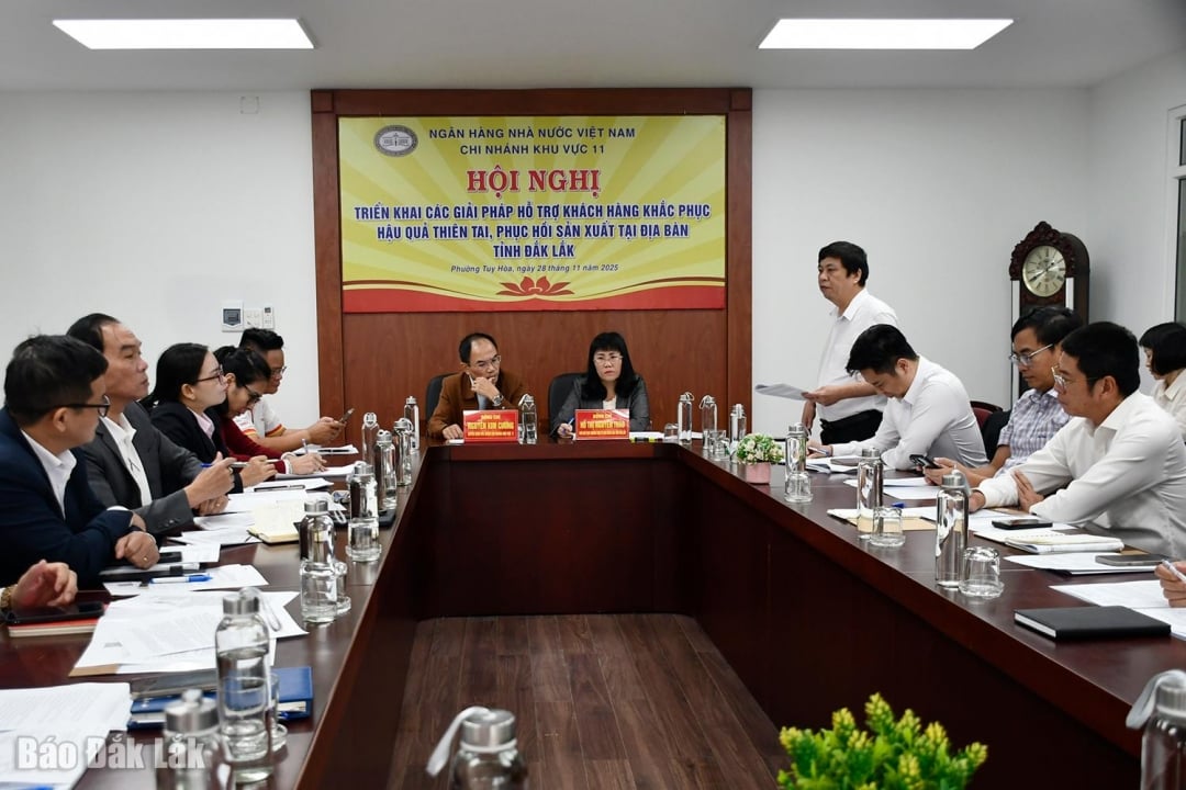 Ο κ. Phan Thong Thai, Διευθυντής του Υποκαταστήματος της Agribank Phu Yen, αναφέρθηκε στις ζημιές που υπέστησαν οι πελάτες μετά τις πρόσφατες πλημμύρες.