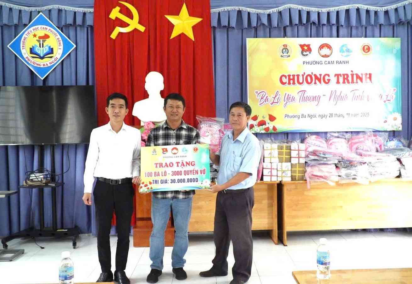 Trao bảng tượng trưng hỗ trợ Trường Tiểu học Cam Phước Đông 1. 