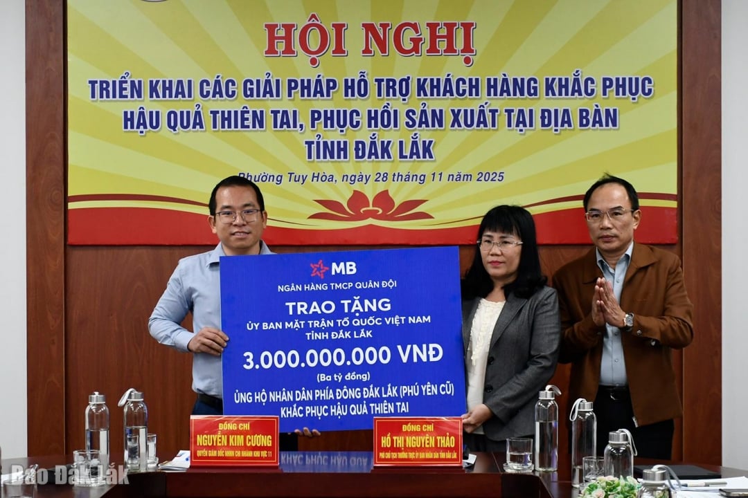 Ο εκπρόσωπος της MB παρουσίασε ένα συμβολικό χαρτόνι ύψους 3 δισεκατομμυρίων VND για την υποστήριξη της βοήθειας του λαού του Dak Lak να ξεπεράσει τις ζημιές που προκλήθηκαν από φυσικές καταστροφές.