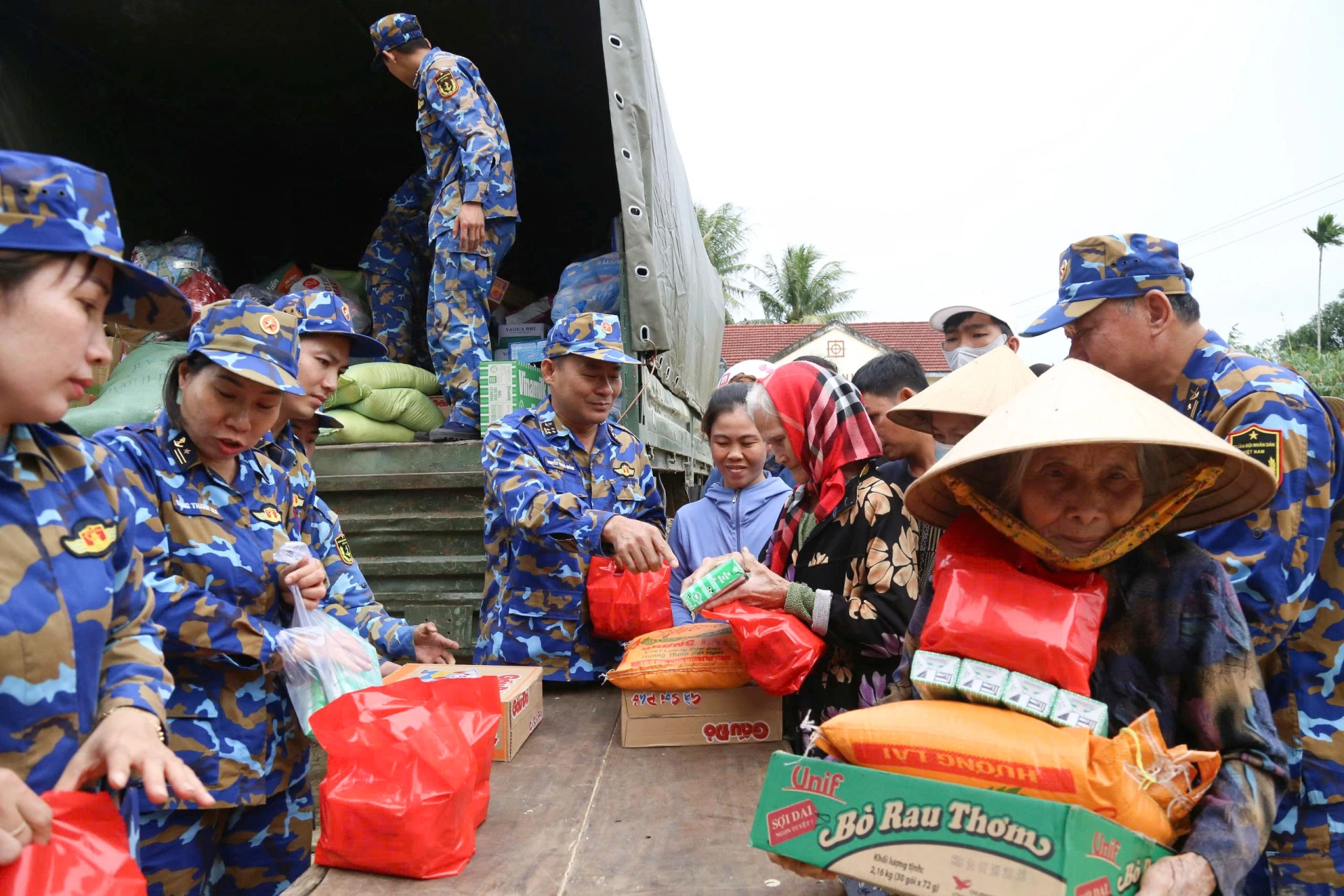 Pegawai dan tentera memberi hadiah kepada orang ramai.