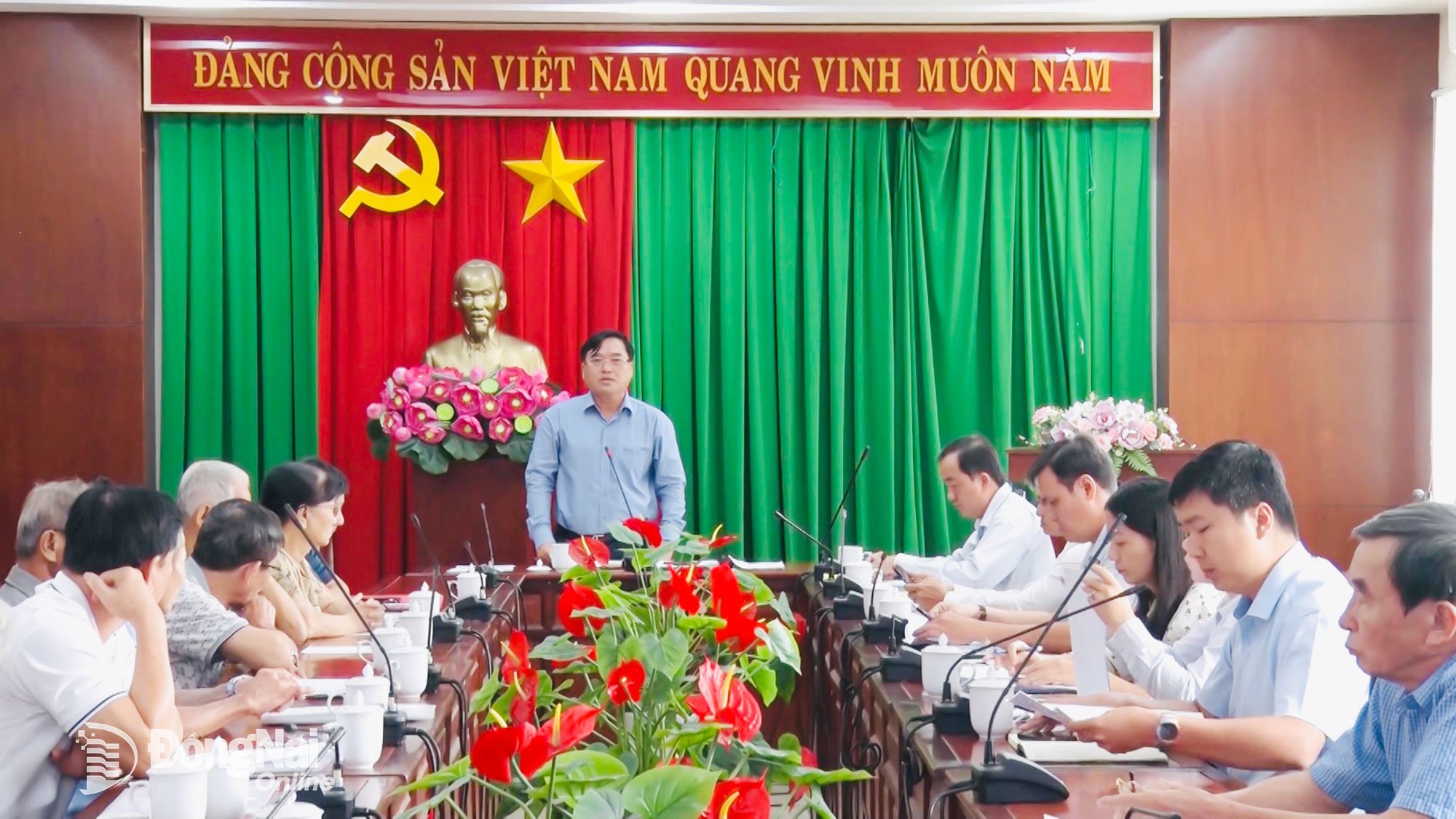 Miembro del Comité Permanente del Partido Provincial, Secretario del Partido, Presidente del Consejo Popular del Barrio Tran Bien, Ho Van Nam, en la recepción ciudadana.