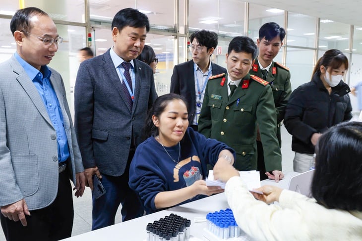 Khám bệnh miễn phí cho 15.000 công nhân ở 7 tỉnh, thành phố - Ảnh 1.