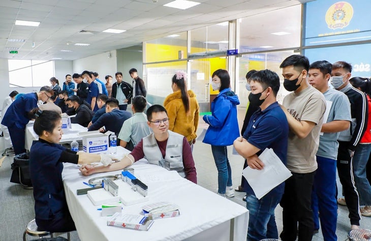 Khám bệnh miễn phí cho 15.000 công nhân ở 7 tỉnh, thành phố - Ảnh 2.