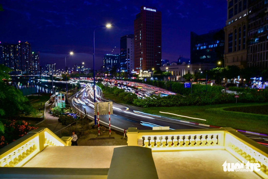 Cầu Mống 132 năm tuổi cùng Bảo tàng, Nhà thiếu nhi TP lung linh về đêm - Ảnh 5.