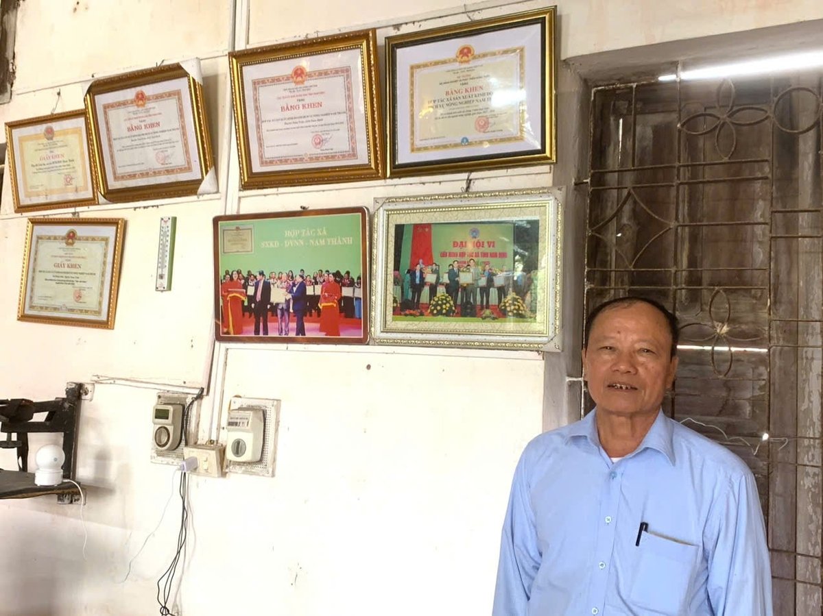 Năm 2018, Hợp tác xã Nam Thành được Bộ trưởng Bộ Nông nghiệp và Phát triển Nông thôn (nay là Bộ Nông nghiệp và Môi trường) trao tặng Bằng khen vì thành tích xuất sắc trong 5 năm thực hiện Đề án tái cơ cấu ngành nông nghiệp giai đoạn 2013-2018. Ảnh: Mai Đan.