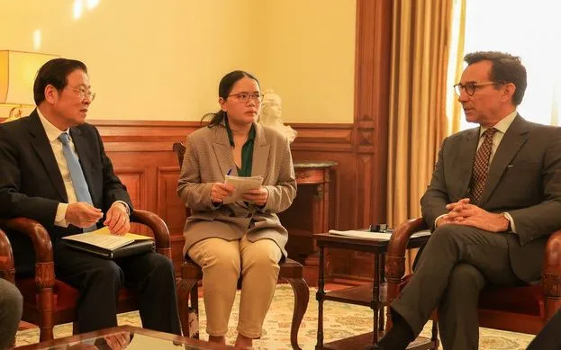 Đồng chí Phan Đình Trạc làm việc với Phó Chủ tịch Quốc hội Bồ Đào Nha Marcos Perestrello. (Ảnh: TTXVN)