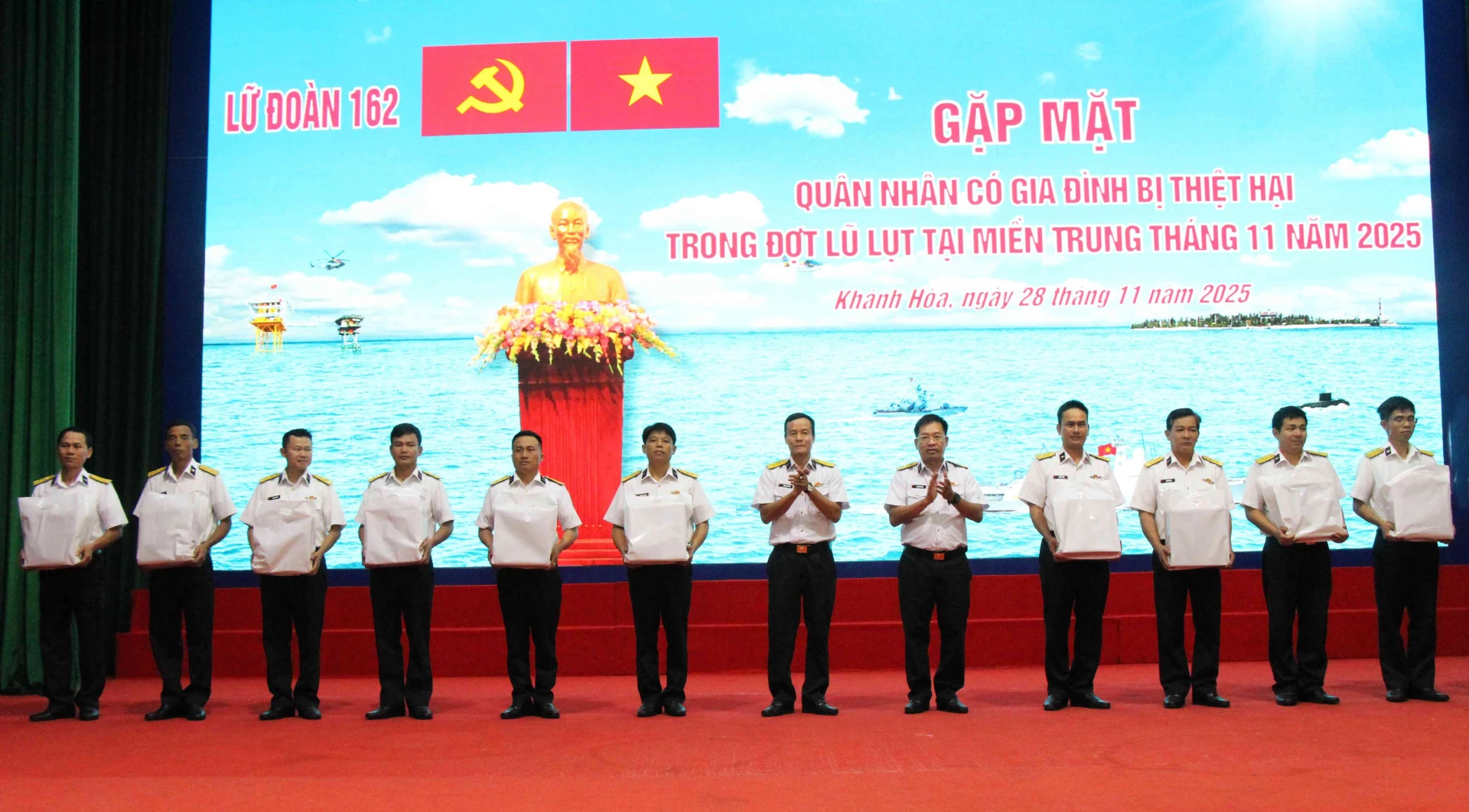 홍수로 피해를 입은 군인 가족을 지원하기 위해 선물을 제공합니다.