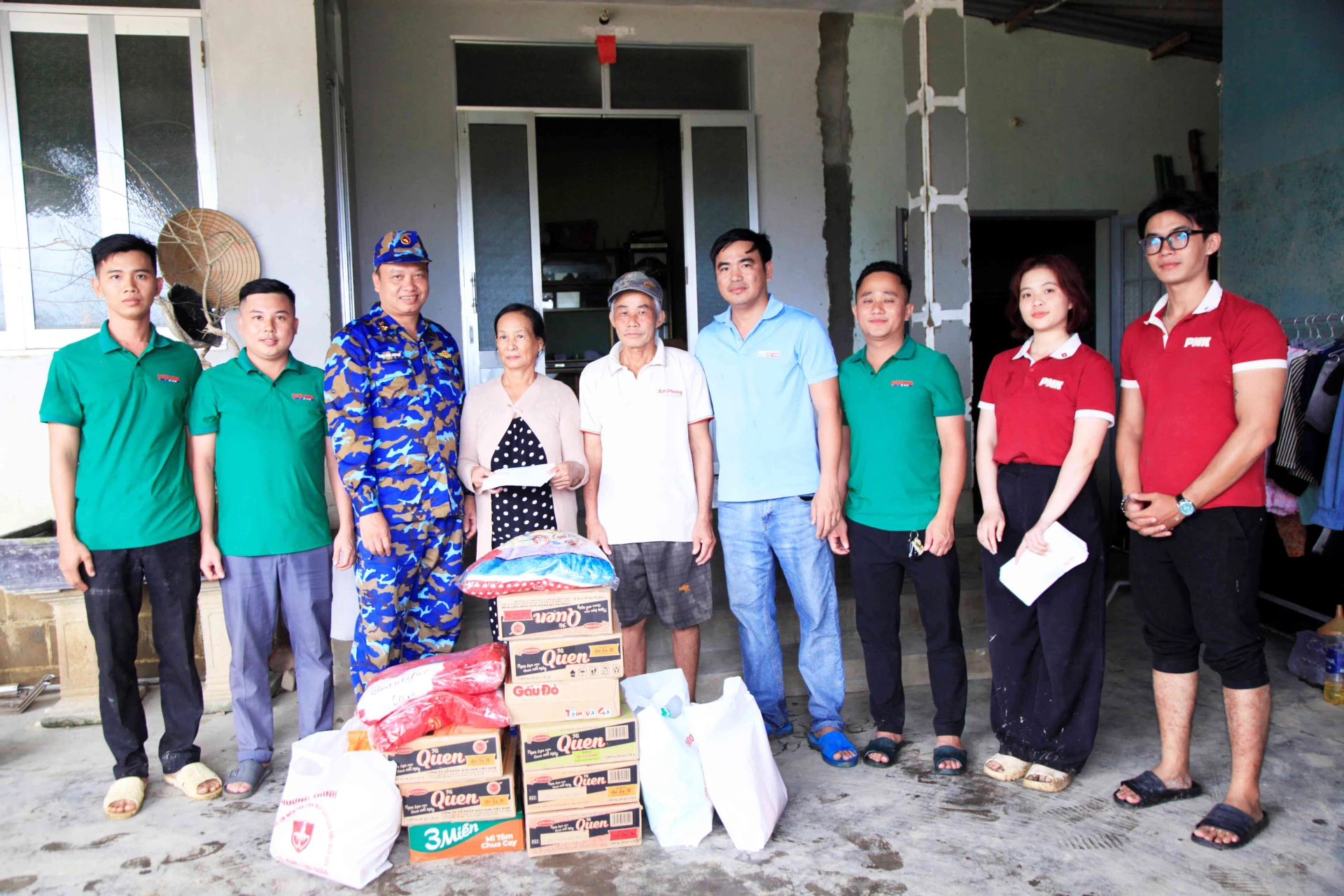 홍수로 심각한 피해를 입은 디엔디엔 지역의 가구를 지원하기 위해 선물을 제공합니다.