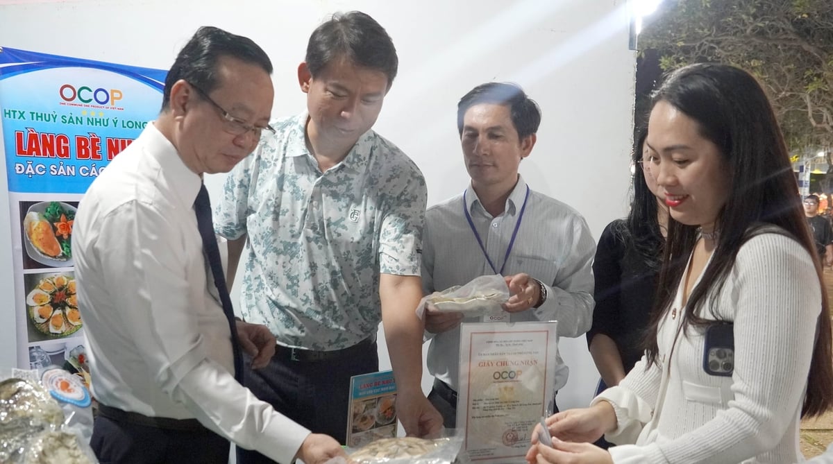 Ông Bùi Minh Thạnh, Phó Chủ tịch UBND TP.HCM, tham quan các gian hàng OCOP của TP.HCM tại chương trình. Ảnh: Lê Bình.