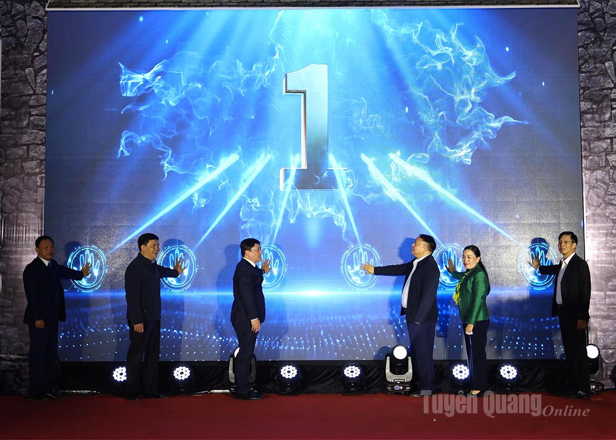 De voorzitter van het Provinciaal Volkscomité, Phan Huy Ngoc, en leiders van departementen en afdelingen drukten op de knop om de OCOP-ruimte op 26-3 Square te openen.