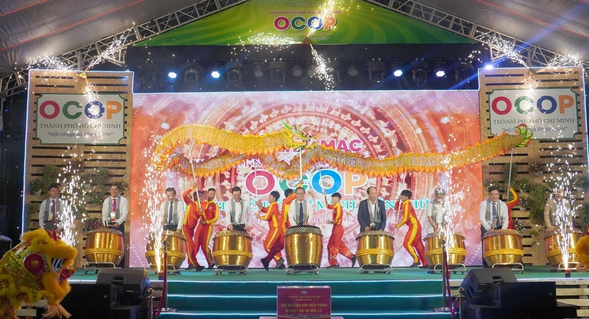 Nghi thức đánh trống khai mạc sự kiện quảng bá và kết nối giao thương sản phẩm OCOP lần thứ I năm 2025 với chủ đề 'OCOP TP.HCM - Hội nhập và phát triển'. Ảnh: Lê Bình.