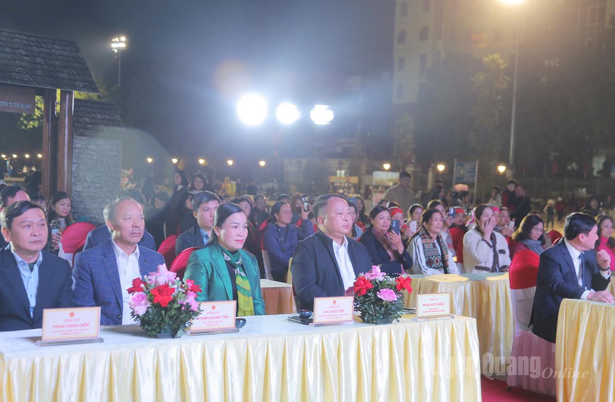 Voorzitter van het Provinciaal Volkscomité Phan Huy Ngoc en afgevaardigden die het programma bijwoonden.