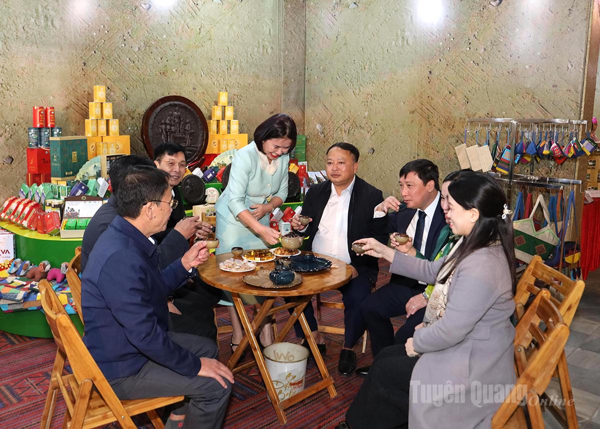 Provinciale leiders genieten van thee in de Shan Tuyet-theesalon.