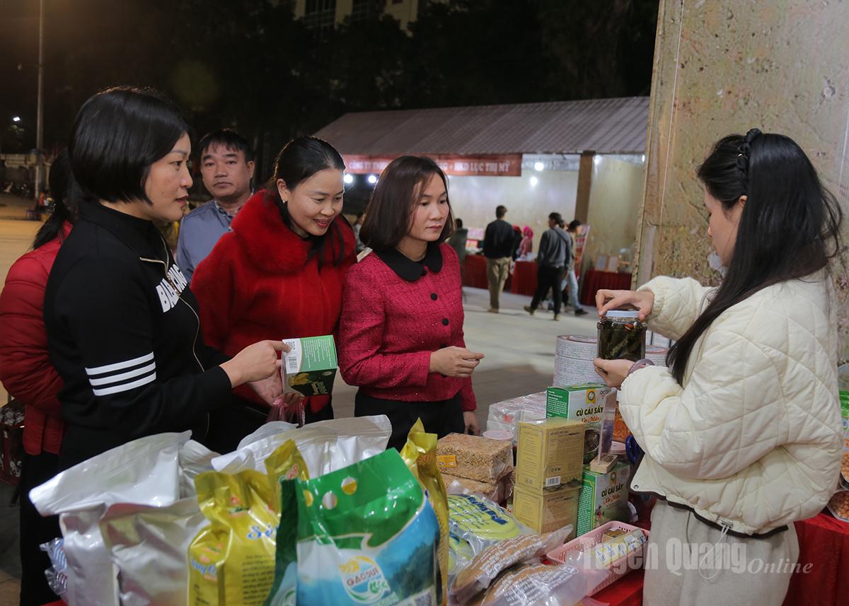 Mensen kopen Ocop-producten