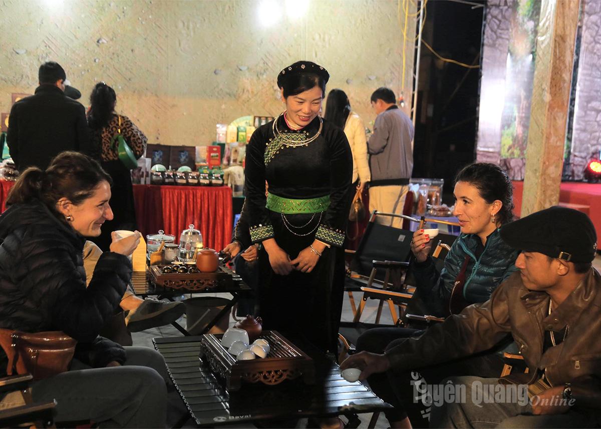 Buitenlandse toeristen genieten van thee in de theesalon Shan Tuyet.