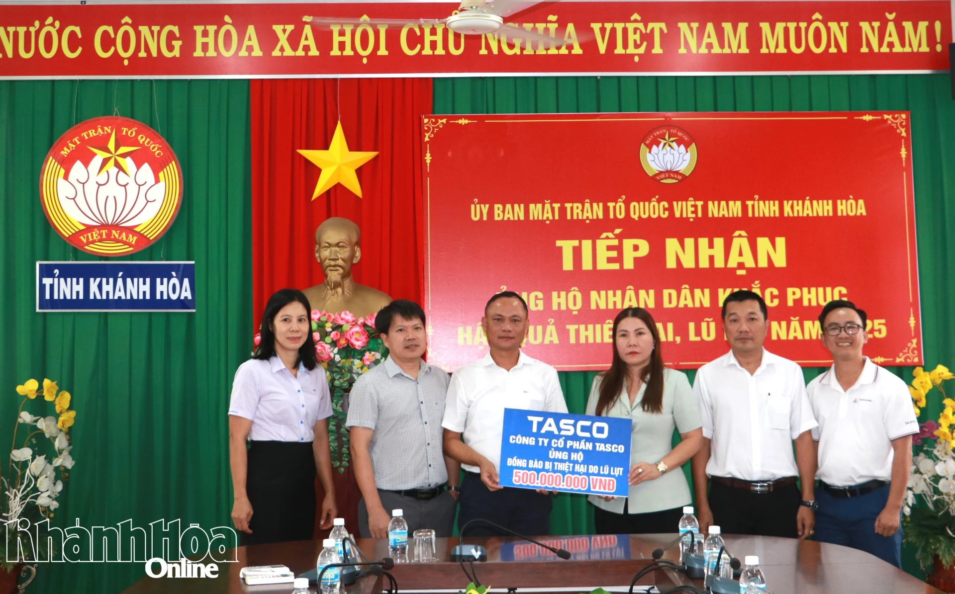 टैस्को ज्वाइंट स्टॉक कंपनी के प्रतिनिधि ने बाढ़ से हुई क्षति से उबरने में लोगों की सहायता के लिए एक प्रतीकात्मक बोर्ड प्रस्तुत किया।