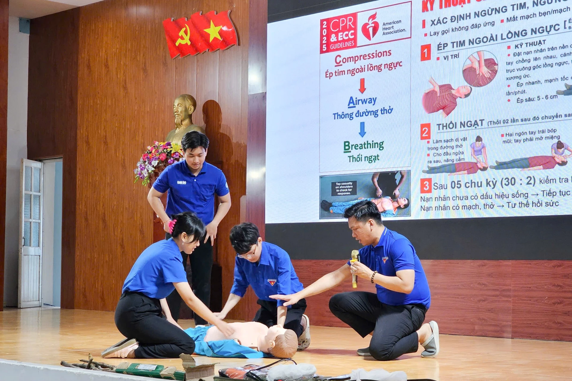 Члены молодежного союза практикуют оказание первой помощи в случаях остановки сердца и дыхания.