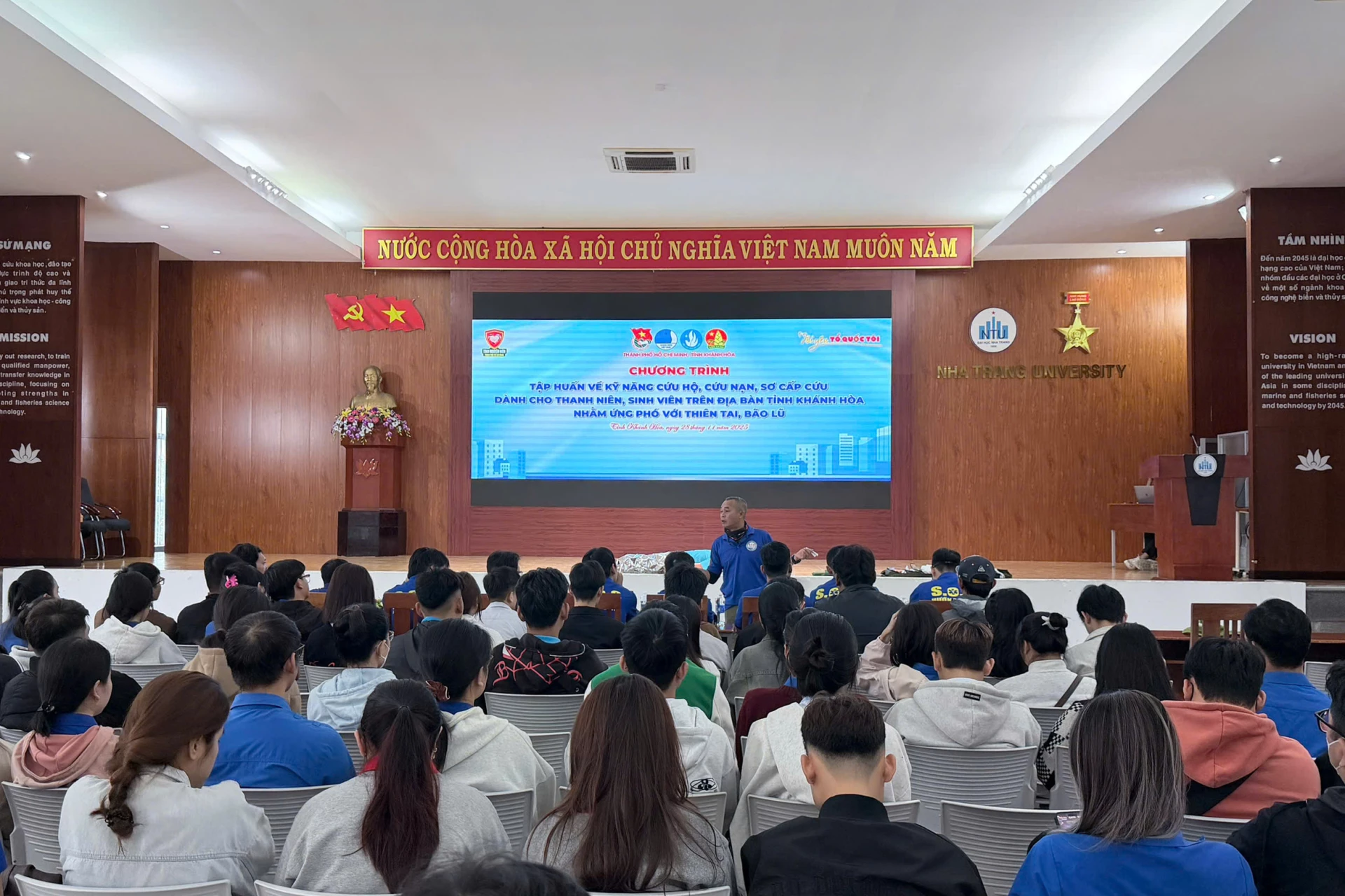 Сцена тренировки.