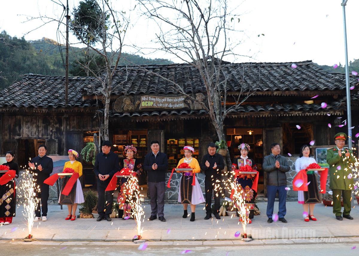 គណៈប្រតិភូកាត់ខ្សែបូសម្ពោធផ្ទះតាំងពិពណ៌។