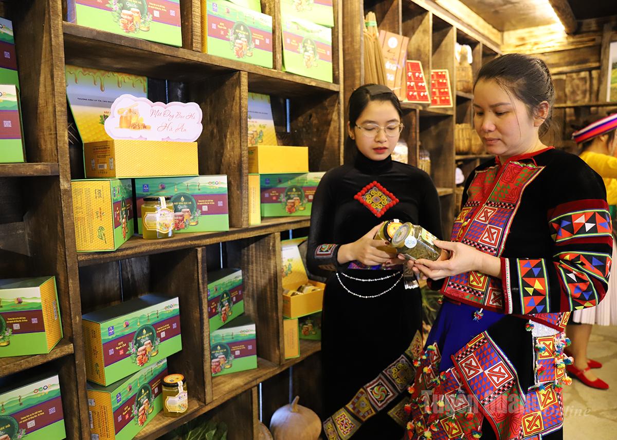 ស្តង់តាំងបង្ហាញ និងលក់ផលិតផលក្នុងស្រុក