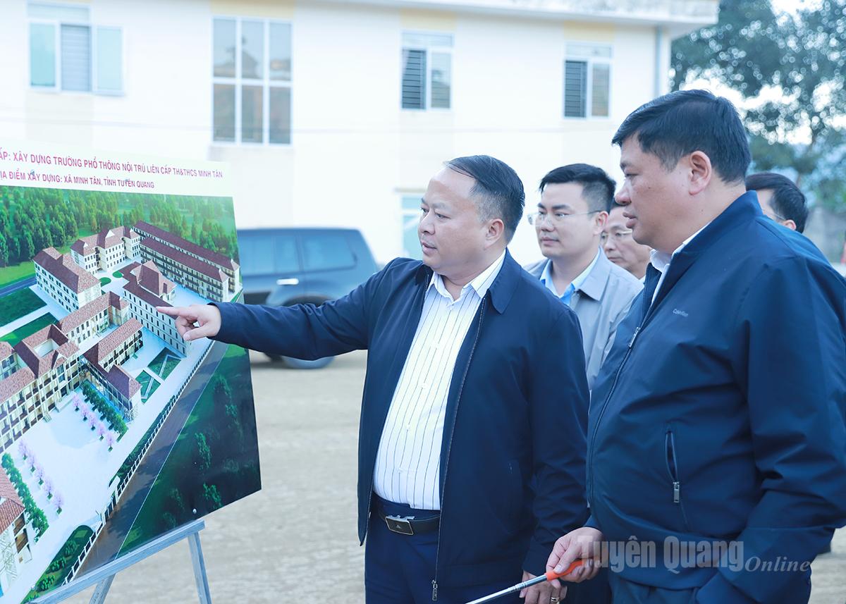 Ordföranden för provinsens folkkommitté, Phan Huy Ngoc, granskade designperspektivet för byggandet av Minh Tan grundskola och gymnasium för etniska minoriteter.