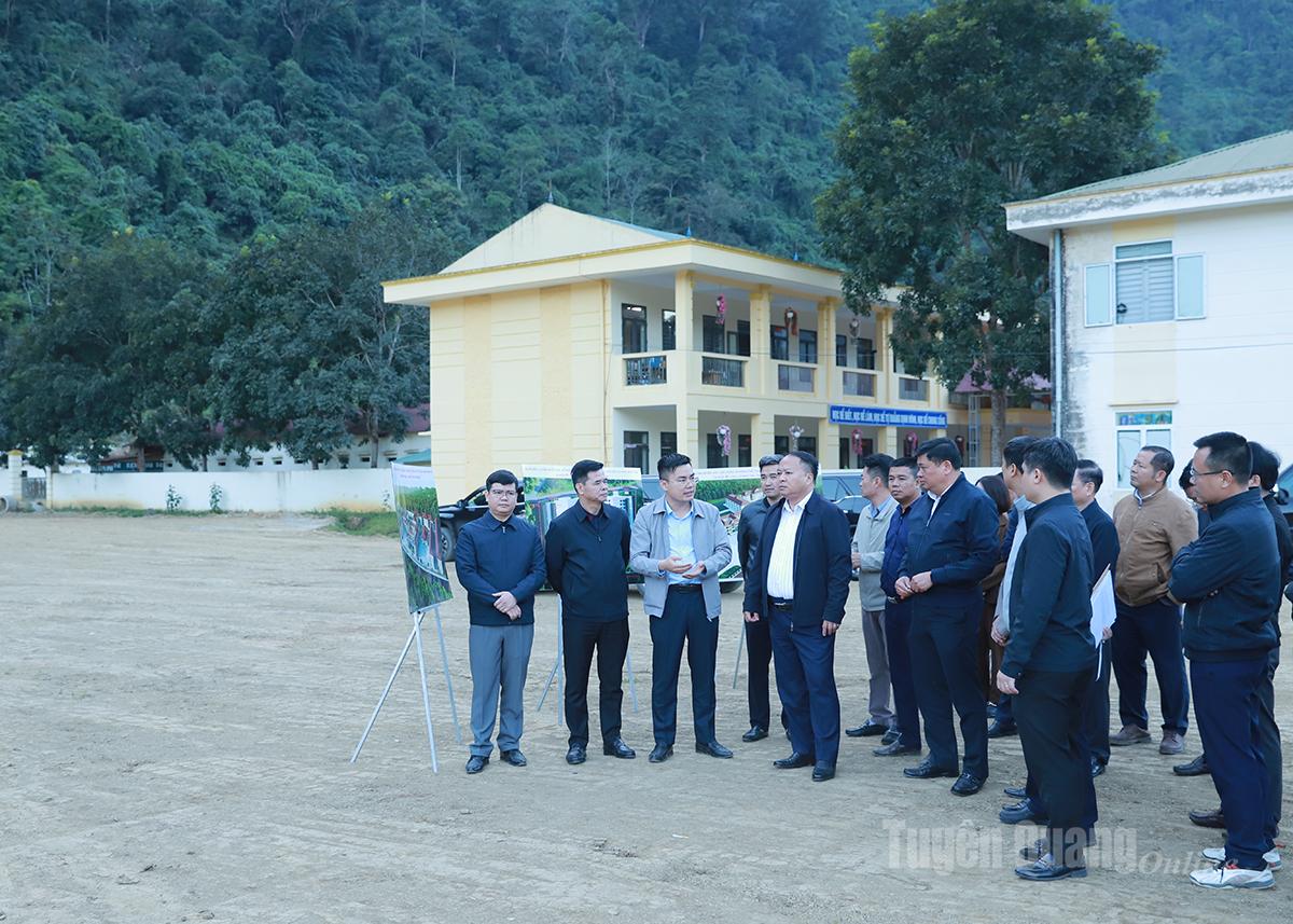 Ordföranden för provinsens folkkommitté, Phan Huy Ngoc, inspekterade projektets framsteg med att bygga en internatskola på flera nivåer för etniska minoriteter i Minh Tan-kommunen.