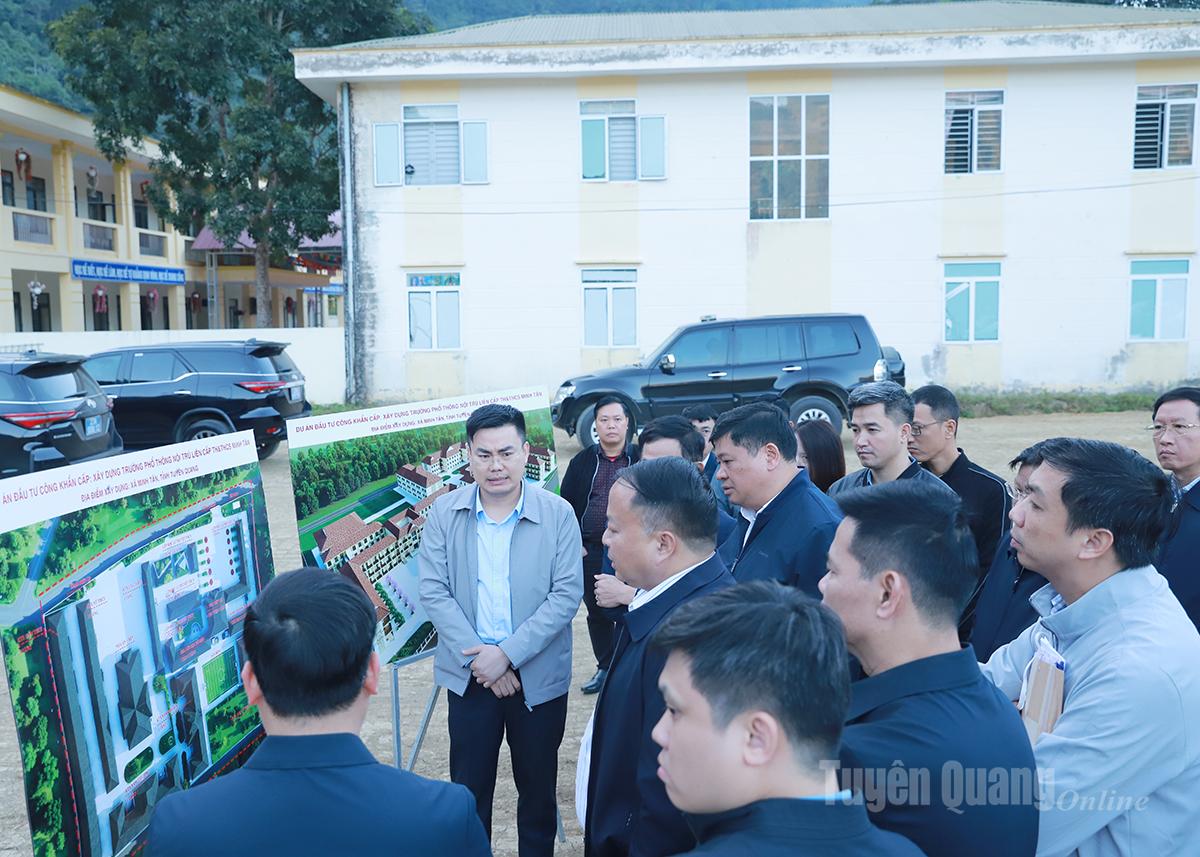 Entreprenören föreslog för ordföranden för den provinsiella folkkommittén samt avdelningar och filialer att planera ett antal åtgärder för att påskynda genomförandet av byggprojektet för Minh Tan grundskola och gymnasium för etniska minoriteter.