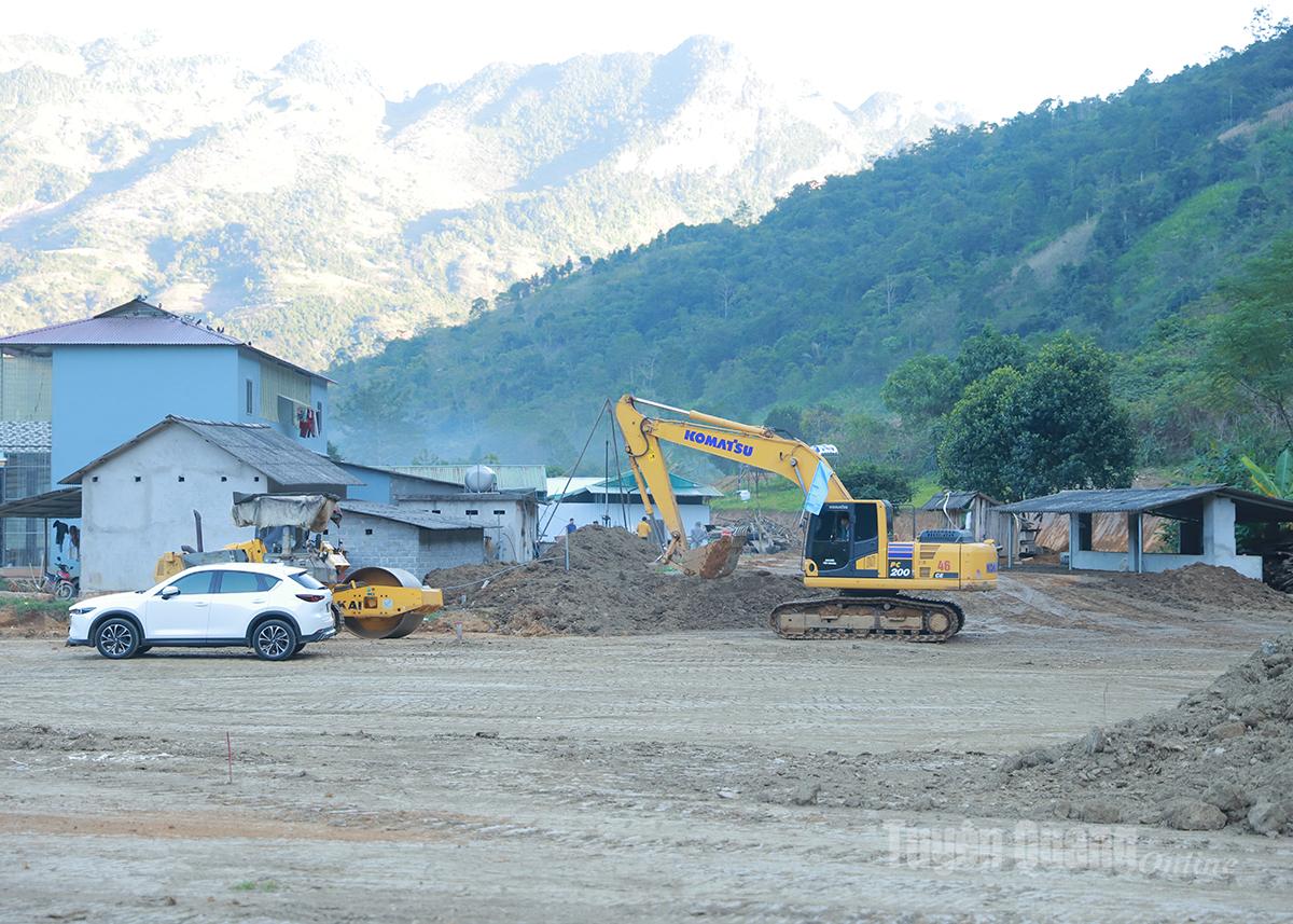 Maskiner mobiliseras för att röja platsen för byggprojektet för Minh Tan grundskola och gymnasium för etniska minoriteter.