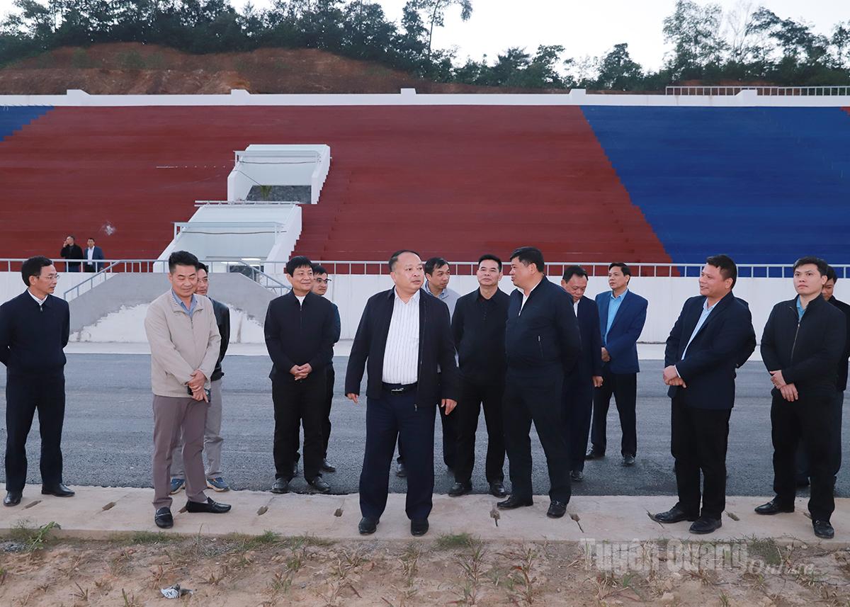 Ordföranden för provinsens folkkommitté, Phan Huy Ngoc, och ledare för avdelningar och filialer inspekterade framstegen i Ha Giang-projektet för provinsiella idrotts- och kulturkomplexet (fas 1).