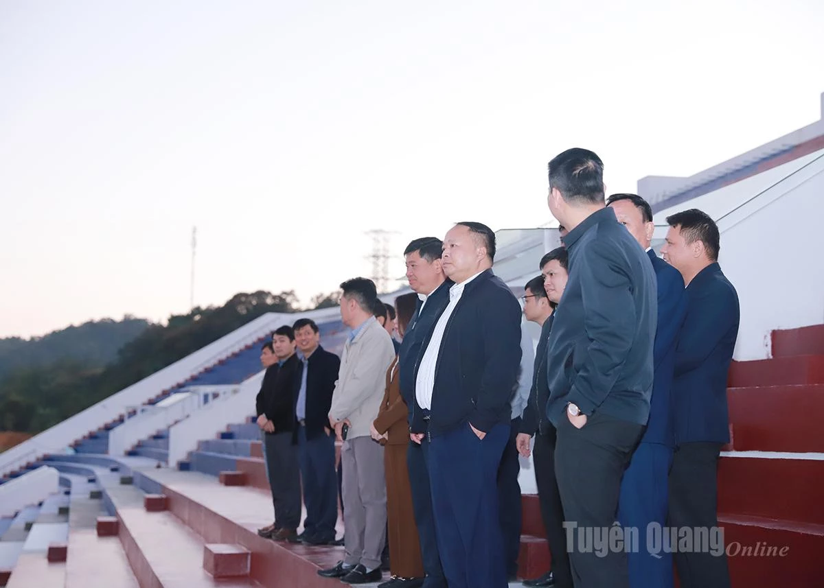 Ordföranden för provinsens folkkommitté, Phan Huy Ngoc, begärde att Ha Giang-provinsens idrotts- och kulturkomplexprojekt (fas 1) snart skulle slutföras, tas i bruk och driftsättas.